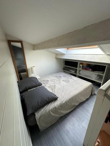 une chambre avec un grand lit dans une pièce dans l'établissement Sanary Villa club avec terrasse, à Sanary-sur-Mer