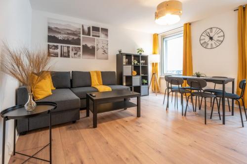 un salon avec un canapé et une table dans l'établissement Great free Mulhouse center apartment, à Mulhouse