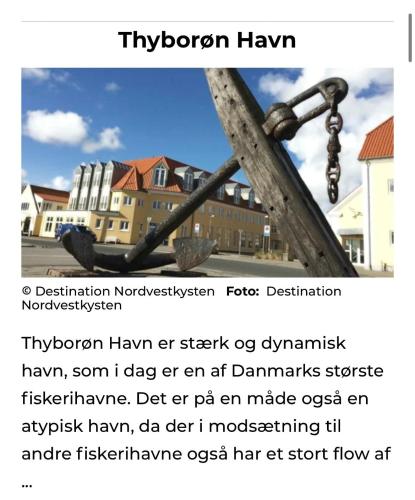 a screenshot of a website with a picture of a wooden beam at Dejlig og hyggelig hus i Thyborøn in Thyborøn