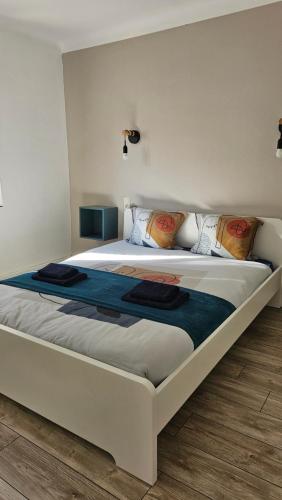 Postel nebo postele na pokoji v ubytování Spacieux appartement au pied de la cité médiévale