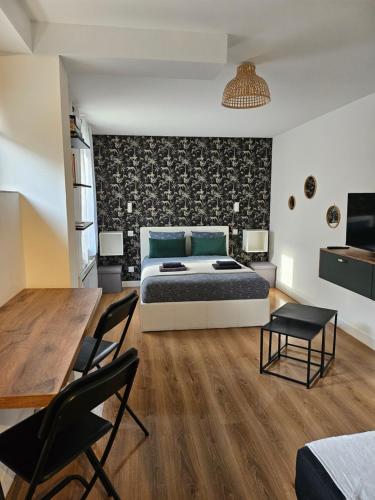 Superbe Appt avec cour et parking gratuit à 5min de la cité médiévale