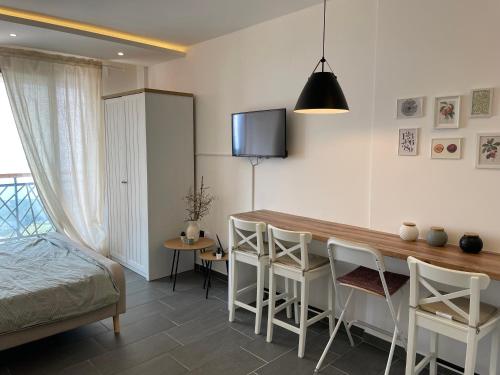 科帕奥尼克Residence Hills Lux Hotels & Spa Kopaonik的一间有桌子、椅子和床的房间