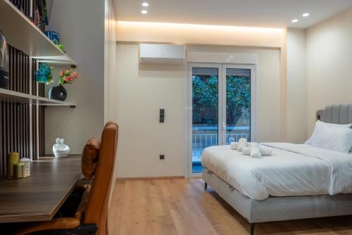 Ένα ή περισσότερα κρεβάτια σε δωμάτιο στο Luxury Suite 100m from Shore and Tram