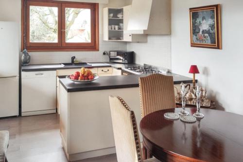 Η κουζίνα ή μικρή κουζίνα στο Maison avec jardin clôturé à Reignier-Esery