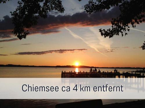 un tramonto sull'acqua con il testo del cancro cinese ca km arricchimento di Alte Gendarmerie a Übersee