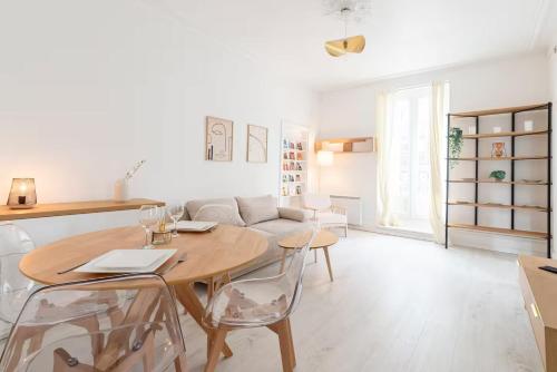 un salon avec une table et un canapé dans l'établissement Appartement 4 personnes - Cité de la gastronomie, à Dijon