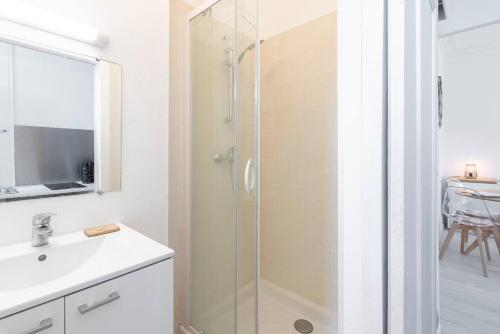 une salle de bain avec une douche en verre et un lavabo dans l'établissement Appartement 4 personnes - Cité de la gastronomie, à Dijon