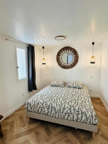 une chambre avec un lit et un miroir au mur dans l'établissement T3 Neuf et climatisé - Proche de la gare, à Valence