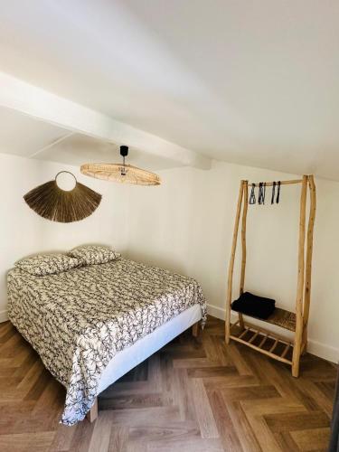 une chambre avec un lit et un plafond dans l'établissement T3 Neuf et climatisé - Proche de la gare, à Valence