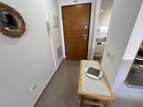 a hallway with a table and a wooden door at Villa Eric in Roldán
