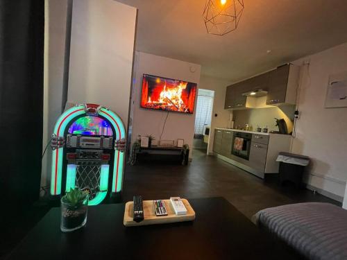 - un salon avec une porte arc-en-ciel dans la cuisine dans l'établissement Love room Buenas noches SPA et bord de mer, à La Seyne-sur-Mer