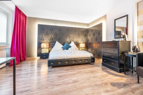 a bedroom with a bed and a dresser at Urban Retreat Apartment - Whirpool - Top Lage in Cologne