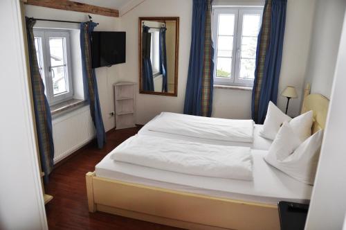 Cama o camas de una habitación en DIE POST Landgasthof Aufkirchen