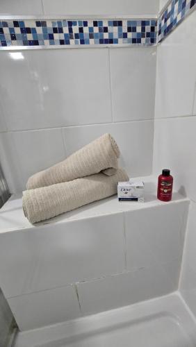 twee handdoeken zittend op een plank in een badkamer bij Benalmadena Minerva Apartamento con gran piscina in Benalmádena