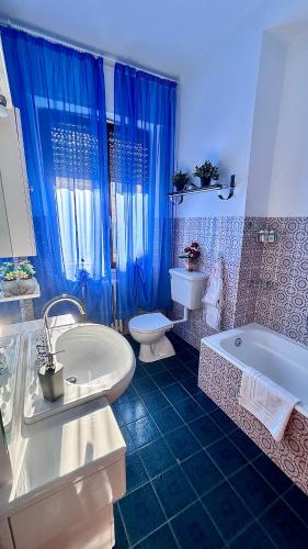 a bathroom with two sinks and a tub and a toilet at 2-bedroom apartment ILLARIO - heart of Tuscany - airco & free parking in Pomarance