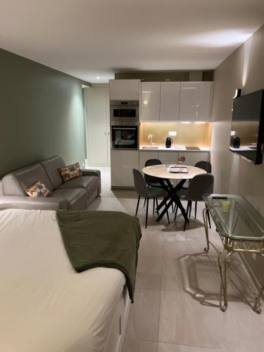 un salon avec un canapé et une table et une cuisine dans l'établissement Quartierlatin apartment, à Paris