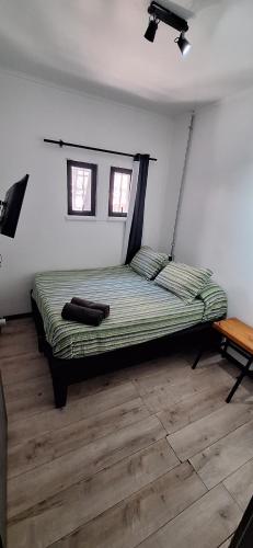 a large bed in a room with a wooden floor at VOY Hostales - 4 Norte in Viña del Mar