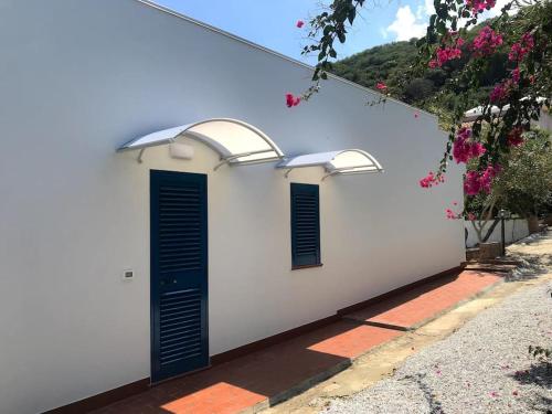 Το κτήριο όπου στεγάζεται  η παραθεριστική κατοικία