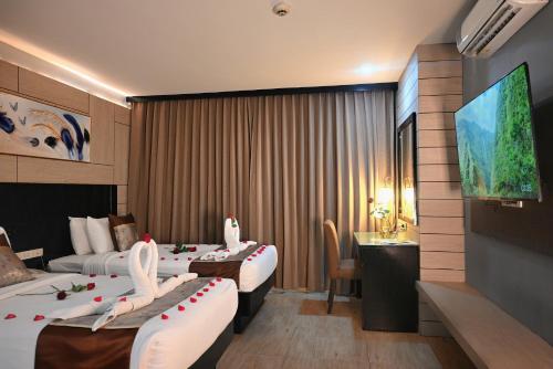 Μια τηλεόραση ή/και κέντρο ψυχαγωγίας στο Boss Suites Nana Hotel