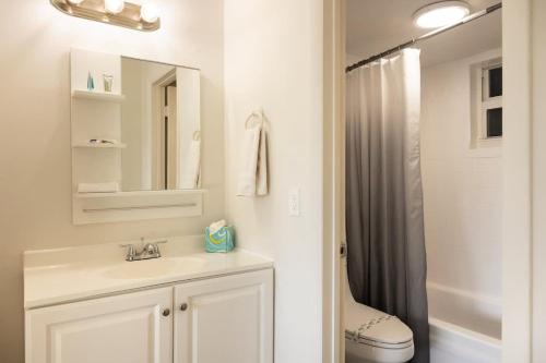 Ένα μπάνιο στο 1BR with Kitchen Eastern Shores near Sunny Isles