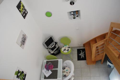 Cette chambre offre une vue sur le plafond et dispose d'un salon avec des toilettes. dans l'établissement Béniguet, à Paimpol