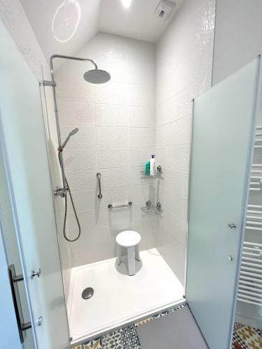 une salle de bain avec douche et toilettes dans l'établissement 