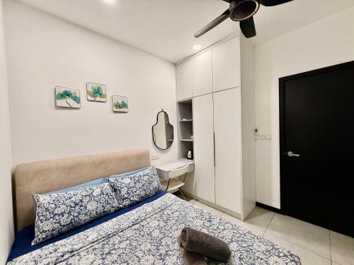 une chambre avec un lit et un ventilateur de plafond dans l'établissement Couple Suite at Neu Suites near Gleneagles, à Kuala Lumpur