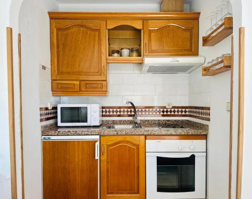 Cozy- 100m from the Beach with Pool & Perfect for2