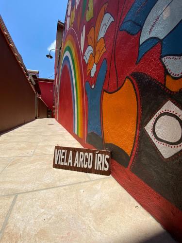 Certificado, premio, señal o documento que está expuesto en Pousada Arco Iris