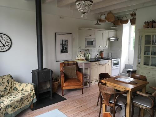 une cuisine avec une table et une cuisinière dans l'établissement The Orangery apartment, Chateau de la Trousse, à Ocquerre