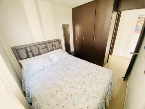 Katil atau katil-katil dalam bilik di Apt 807 2BR, WiFi, Pool, Gym, Close to universities
