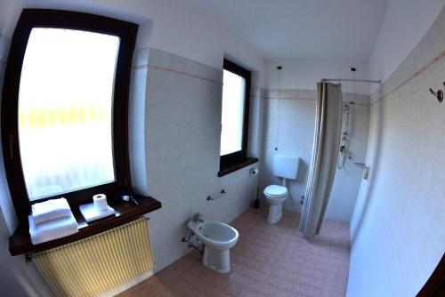 a bathroom with a toilet and a sink and a shower at Tenuta Valdomini in Attimis