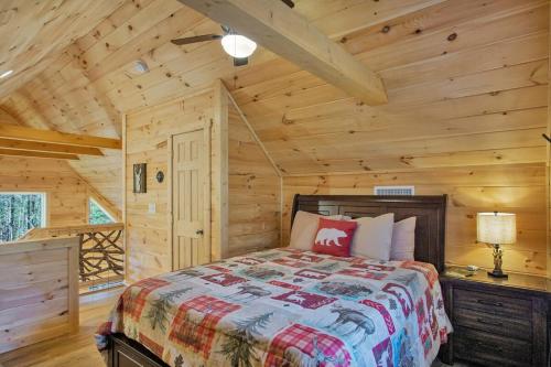 Ένα ή περισσότερα κρεβάτια σε δωμάτιο στο Twin Oaks Cabin
