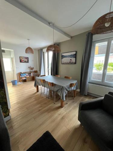 un salon avec une table et un canapé dans l'établissement Magnifique maison au bord de la mer, à Le Touquet-Paris-Plage
