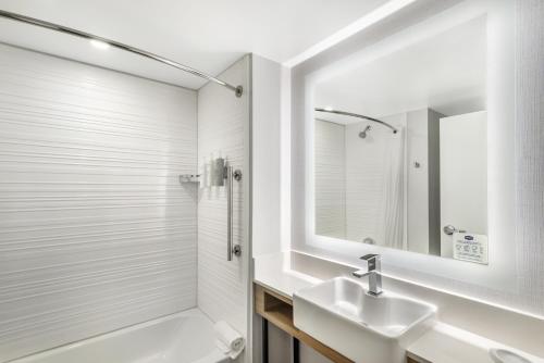 Koupelna v ubytování Hampton Inn Atlanta-Stockbridge