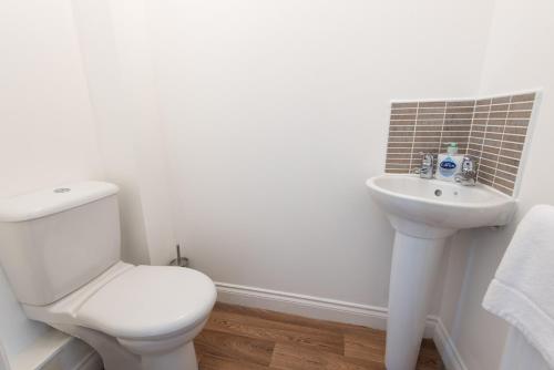 Ένα μπάνιο στο Park View - Stunning 2 bedroom house, both en-suite, 2 parking