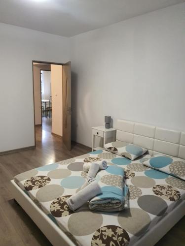 a bedroom with a large bed in a room at Apartament Mara in Alba Iulia