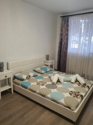 Ένα ή περισσότερα κρεβάτια σε δωμάτιο στο Apartament Mara