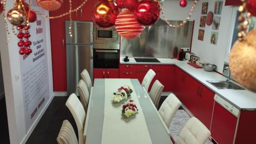 Dapur atau dapur kecil di Chalet con piscina y diversión Ría de Vigo