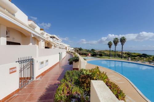 BELLEVUE BY THE SEA - Oceanfront for 4 with stunning views at Praia Dona Ana