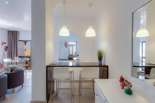 BELLEVUE BY THE SEA - Oceanfront for 4 with stunning views at Praia Dona Ana