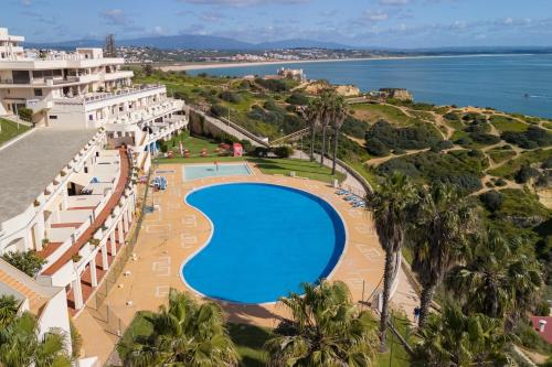 BELLEVUE BY THE SEA - Oceanfront for 4 with stunning views at Praia Dona Ana