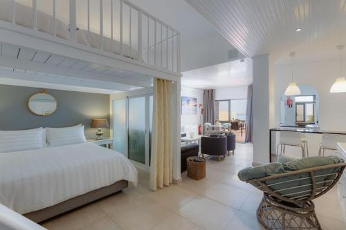 BELLEVUE BY THE SEA - Oceanfront for 4 with stunning views at Praia Dona Ana