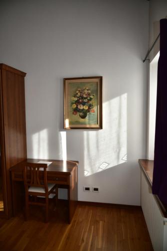 a dining room with a table and a painting on the wall at Tenuta Valdomini in Attimis