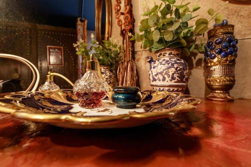 a table with many vases on top of it at Le Spa du Sorcier in Longeville-lès-Metz