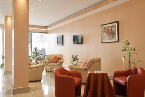 hol z krzesłami i stołami w budynku w obiekcie Blanro Hotel w BuenosAires