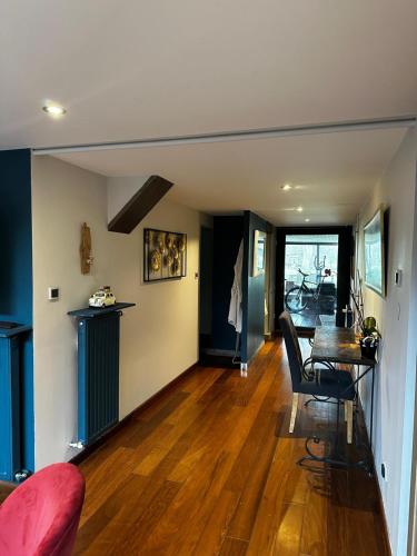 un salon avec une table et une salle à manger dans l'établissement Chambre indépendante avec parking, à Wambrechies