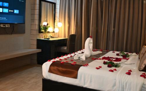 Ένα ή περισσότερα κρεβάτια σε δωμάτιο στο Boss Suites Nana Hotel