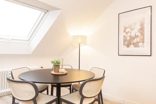 a dining room with a table and chairs at Mc‘Maggies Atelier in Meerbusch