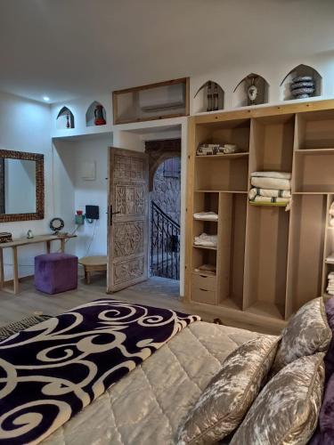 a living room with a large bed and a door at Auberge laurier rose in Ourika